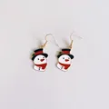 Vista detallada de pendientes de esmalte de muñeco de nieve navideño con ganchos dorados. - Estilo Muñeco de Nieve Con Sombrero Negro (YJ005)