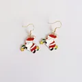 Primer plano detallado de los lindos pendientes de esmalte de Papá Noel para Navidad - Estilo Papá Noel Clásico Medio Cuerpo (YJ007)