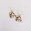 Vista detallada de pendientes festivos de esmalte con muñeco de nieve y árbol de Navidad - Estilo Muñeco de Nieve Con Regalo Y Árbol (YJ009)