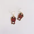Primer plano de bonitos pendientes de reno navideño en esmalte con ganchos dorados. - Estilo Reno de Navidad Con Nariz Roja (YJ0010)