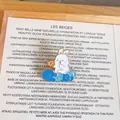 Κοντινό πλάνο χαριτωμένης καρφίτσας κουνελιού σε μπλε σύννεφα για τη γιορτή φθινοπώρου. - Κουνέλι που Κάθεται σε Σύννεφα (YJ002)