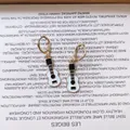 Μοναδικά πανκ ροκ σκουλαρίκια κρίκοι κιθάρα με μαύρο και άσπρο σμάλτο για γυναίκες - Κούμπωμα αυτιού / Λευκό
