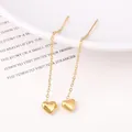 Primer plano de elegantes pendientes de hilo con corazón de acero al titanio oro 18K - Hilo de Oreja de Corazón / Dorado