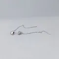 Vue détaillée de fils d'oreilles en acier titane en forme de cœur argenté très fin - Traversante Cœur (7549) / Argent