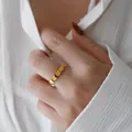 Vista detallada de un anillo de banda dorada con múltiples discos en un dedo mujer - Talla 5 / Estilo de Escamas Brillantes (6105) / Dorado