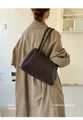 Rückansicht eines Models mit einer dunkelbraunen Maillard-Tragetasche an der Schulter - Basisstil / Kaffeebraun