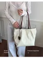 Gros plan d'un sac cabas en nylon blanc avec charm cœur et anses marron - Blanc