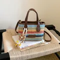 Handgewebte bunte Stroh-Eimertasche mit Regenbogenstreifen für den Strandurlaub - Handgewebt (YM0193) / Gestreift Mehrfarbig
