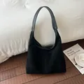 Große schwarze Wildleder-Einkaufstasche für Damen mit Schultergurt aus Leder im Retro-Stil - Schwarz