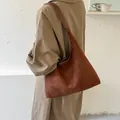 Große braune Wildleder-Hobo-Tasche im Retro-Maillard-Stil für den täglichen Weg - Braun