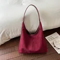 Vintage burgunderrote Wildleder-Hobo-Schultertasche mit großem Fassungsvermögen für Herbst - Rot