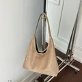 Große khakifarbene Wildleder-Schultertasche im minimalistischen Vintage-Stil. - Khaki