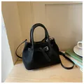 Schwarze Handtasche aus gewobenem Leder mit Griff und Umhängeriemen - Ohne Anhänger / Schwarz
