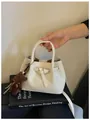 Elegante weiße gewebte Eimertasche mit süßem Bärenanhänger für einen schicken Retro-Look - Ohne Anhänger / Weiß