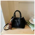 Elegante schwarze gewebte Eimertasche mit Tragegriff und braunem Teddybär-Anhänger - Mit Anhänger / Schwarz