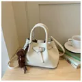 Cremeweiße Eimertasche mit Webstruktur und süßem braunem Bärenanhänger für Damen - Mit Anhänger / Weiß