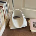 Modische cremeweiße Crescent Hobo Tasche für Damen mit glänzendem Finish und Schultergurt - Gebrochenes Weiß