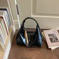 Schicke schwarze glänzende Croissant-Schultertasche mit modischem Perlenanhänger - Schwarz Mit Anhänger