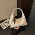 Modische cremeweiße glänzende Achseltasche mit Perlenanhänger-Detail - Cremeweiß Mit Anhänger