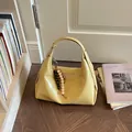 Minimalistische gelbe Hobo-Schultertasche mit einem dekorativen Holzperlen-Anhänger - Gelb + Anhänger