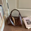 Vintage dunkelbraune glänzende Hobo-Tasche mit markanter Holzperlen-Quaste im Set - Kaffeebraun Mit Anhänger