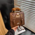 Elegante mochila marrón para niña con parches de perro y un asa de peluche suave - Marrón