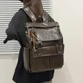 Elegante mochila de cuero PU marrón oscuro para mujer con detalle de amuleto de perro. - Marrón (Con Colgante)
