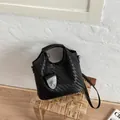 Elegante bolso bombonera de tejido negro para mujer con correas versátiles al hombro - Negro