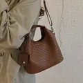 Elegante bolso de cubo tejido en color marrón para mujer con correa ajustable - Marrón