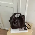 Elegante bolso de cubo trenzado marrón oscuro con asa y correa de hombro ajustable - Café