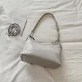Borsa a spalla hobo grigio chiaro minimalista con una tracolla regolabile extra - Grigio