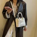 Bolso tipo cubo tejido blanco elegante con colgante de encaje de perlas y bandolera - Blanco Con Colgante
