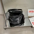 Elegante borsa sottobraccio nera in ecopelle con texture stropicciata - Nero