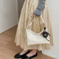 Elegante borsa sottobraccio minimalista in pelle bianca da donna con tracolla a nodo - Bianco Sporco Con Pendente