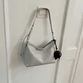 Elegante borsa a tracolla grigio chiaro da donna con design minimalista in pelle morbida - Grigio Con Pendente