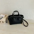 Sac à main minimaliste noir chic avec poignée supérieure et bandoulière réglable - Style de base / Noir