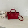 Sac à main sophistiqué en simili cuir rouge avec poignées et bandoulière amovible pratique - Style de base / Rouge