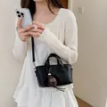 Sac seau bandoulière noir élégant pour femme avec une breloque feuille décorative - Avec Pendentif / Noir