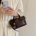 Petit sac seau marron foncé élégant pour le bureau, sac à main d'été chic et moderne. - Avec Pendentif / Café