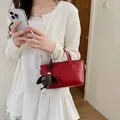 Sac seau rouge élégant pour femme avec un joli détail de breloque abeille. - Avec Pendentif / Rouge