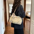 Bolso tote retro crema de gran capacidad con diseño plisado y colgante de peluche - Con Llavero / Caqui