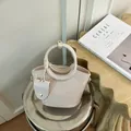 Sac seau tissé beige élégant avec poignée circulaire et mini pochette amovible assortie - Blanc