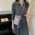 Mini borsa a tracolla stile cinese con ricami floreali e cinturino con pompon, lilla - Viola