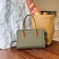 Retro olivgrüne Canvas-Handtasche mit braunen Ledergriffen in einer warmen Café-Atmosphäre. - Ohne Anhänger / Grün