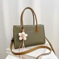 Olivgrüne Canvas-Einkaufstasche mit braunen Ledergriffen und Blumenanhänger - Mit Anhänger / Grün