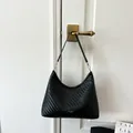 Elegante borsa sottobraccio intrecciata nera perfetta per un look moderno e chic - Taglia L / Nero