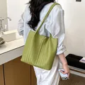 Borsa tote verde in ecopelle intrecciata, ideale per il pendolarismo quotidiano di stile - Verde