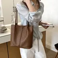 Borsa a tracolla tote da donna marrone minimalista con trama intrecciata elegante - Marrone