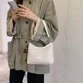 Elegante borsa sottobraccio intrecciata bianca da donna con ciondolo a fiore di moda - Piccolo Con Ciondolo / Bianco