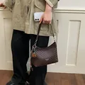 Elegante borsa sottobraccio intrecciata marrone per donna, perfetta per la moda estiva. - Piccolo Con Ciondolo / Caffè